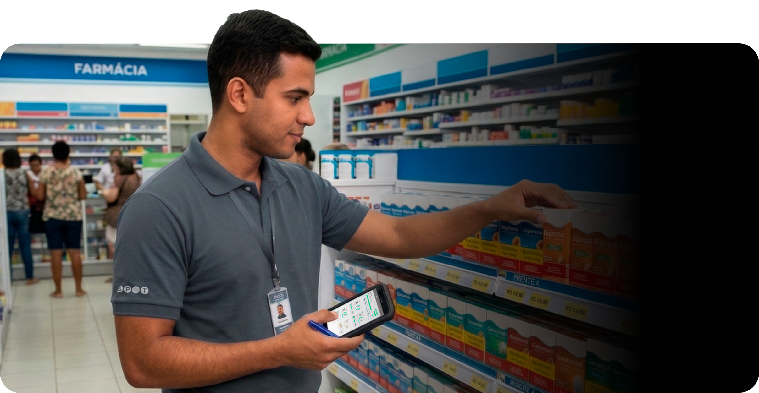 Profissional em farmácia com dispositivo de auditoria